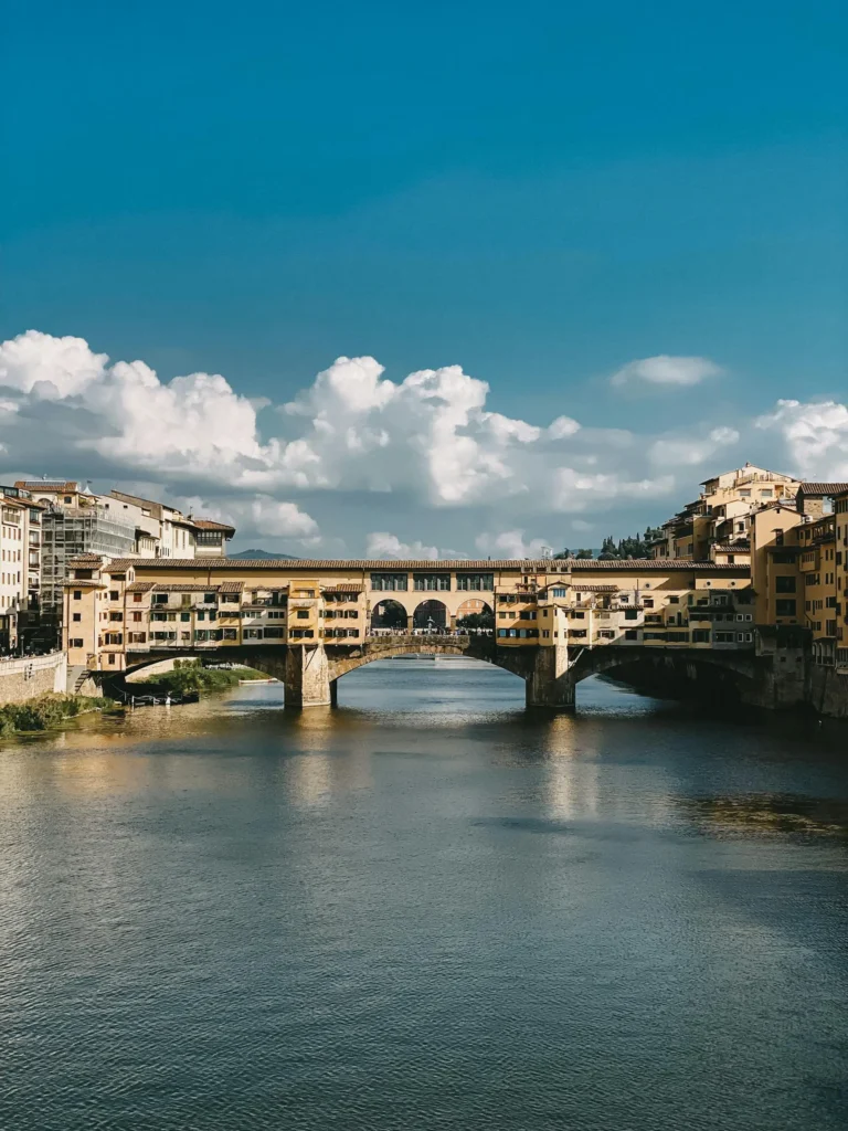 Ponte Vecchio vista do Rio Arno, com suas lojas e arcos medievais.