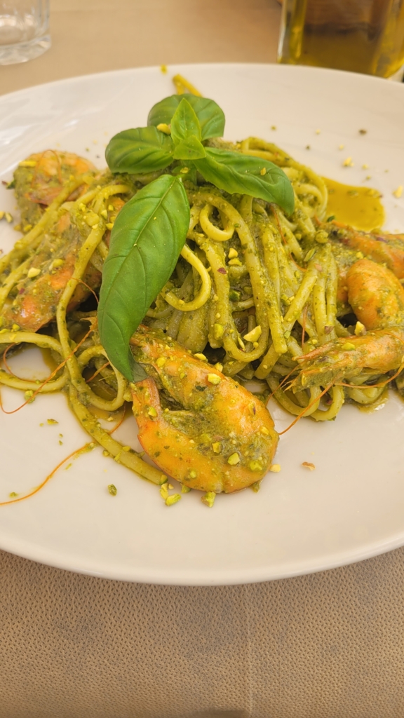 Prato de espaguetti com camarão