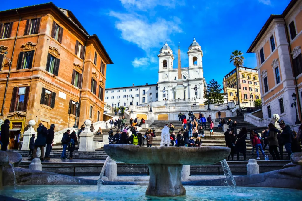 Escadaria da piazza di Spagna cheia de turistas