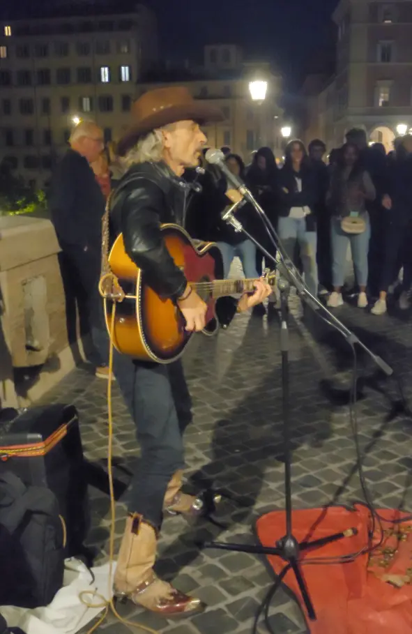 Músico tocando durante a noite no bairro de Trastevere