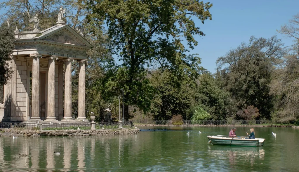 Casal fazendo passeio de barco na Vila Borghese