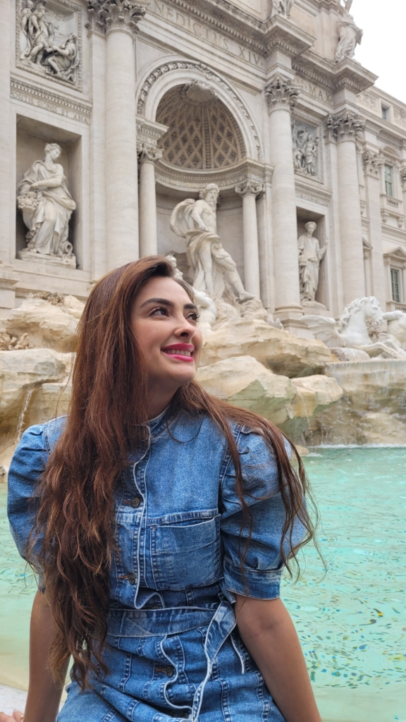 Mulher linda em frente a Fontana di Trevi