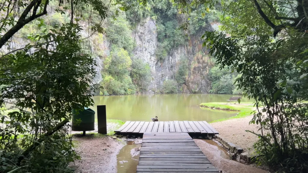 Lago e paredões de pedra do Bosque Zaninelli em Curitiba