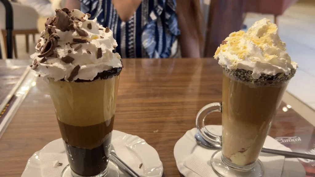 Chocolate quente servido na Caracol Chocolates em Curitiba