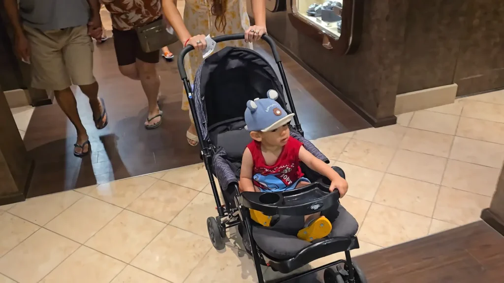carrinho de bebê dentro de navio de cruzeiro