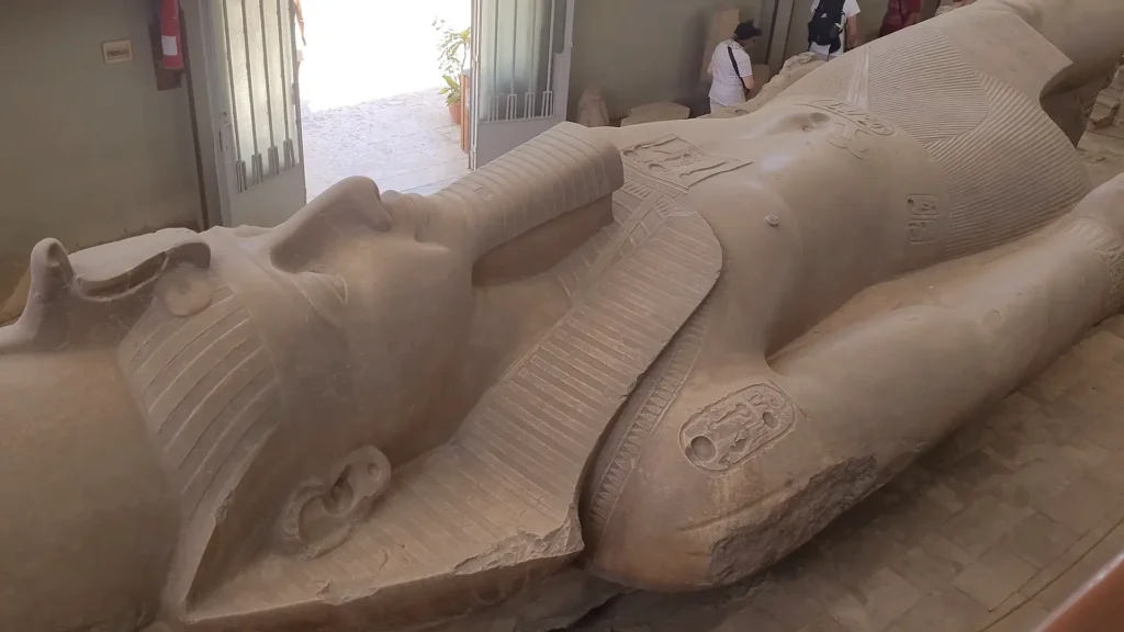 Estátua gigante de Ramsés II Museu de Memphis Egito