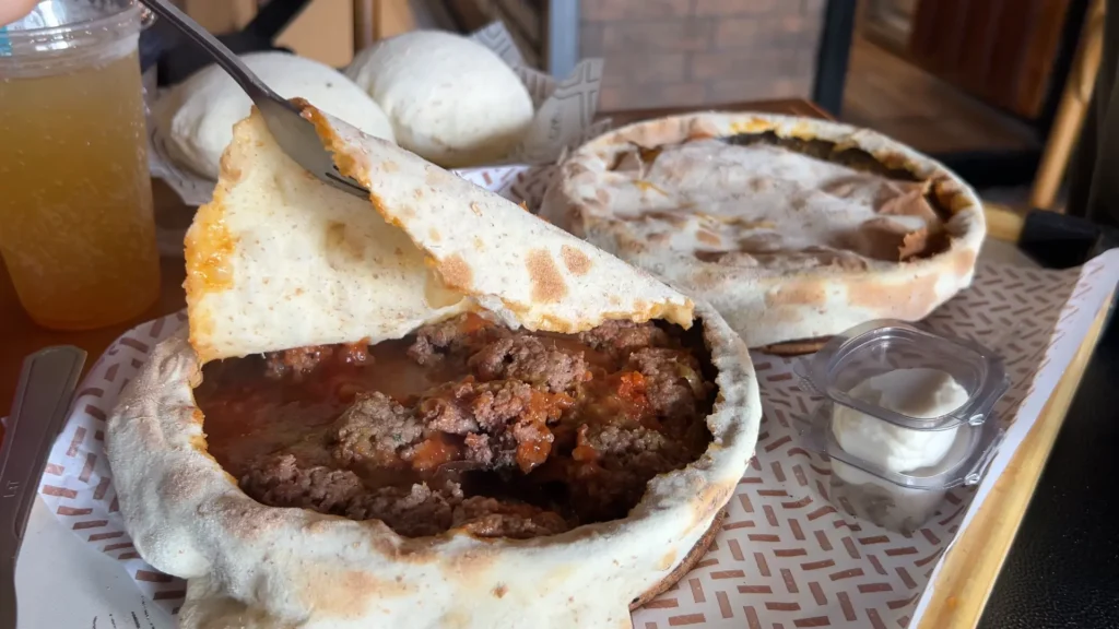 Prato de kafta e frango curry no restaurante Narenge