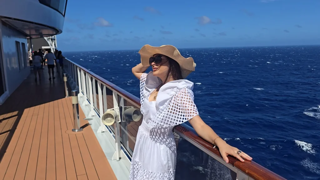 navio de cruzeiro navegando mar tranquilo