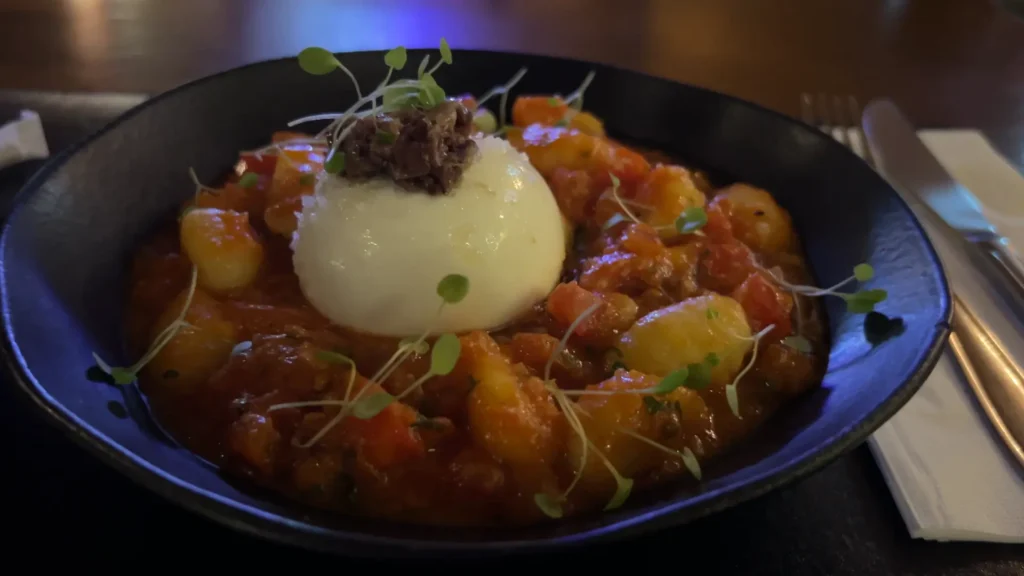 Prato de massa servido no Pinot Restaurante em Curitiba