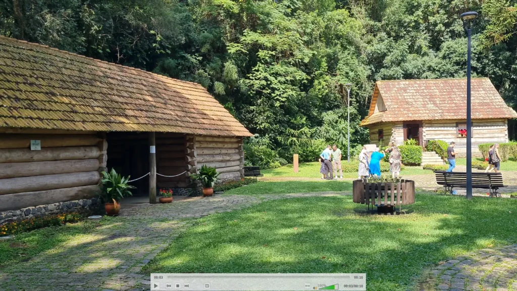 Casas de madeira em estilo polonês no bosque