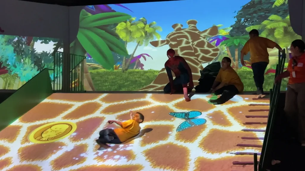 Crianças interagindo com atrações digitais no Hello Park