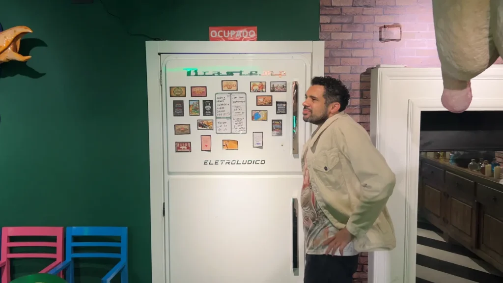 Banheiro temático em formato de geladeira no Lúdico