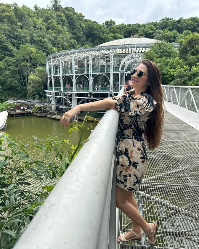 Estrutura metálica da Ópera de Arame sobre o lago