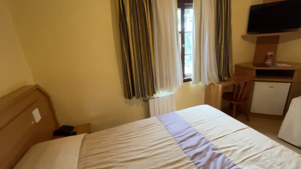 Quarto simples do Hotel Sky em Gramado