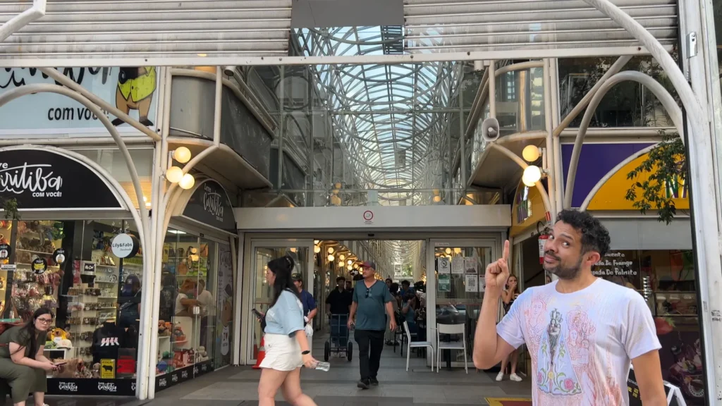 Galeria Rua 24 Horas iluminada no centro de Curitiba