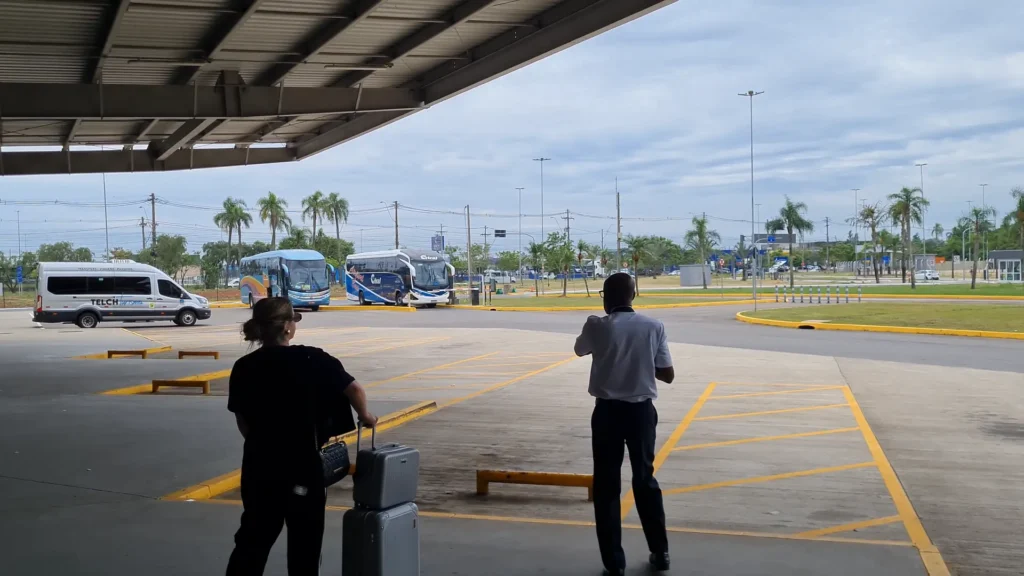 Terminal de ônibus em frente ao aeroporto