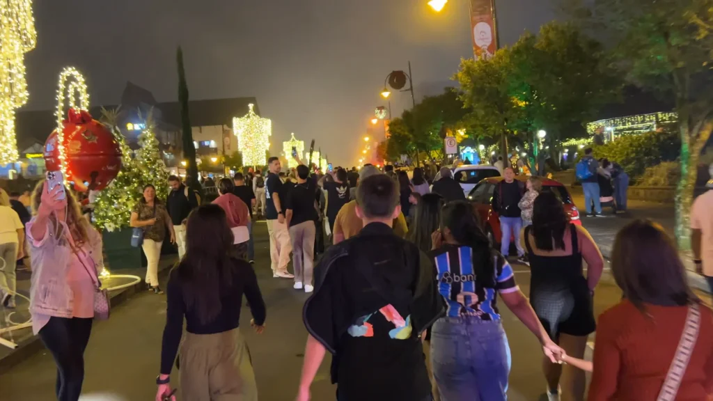 Movimento de turistas no centro de Gramado durante a alta temporada.