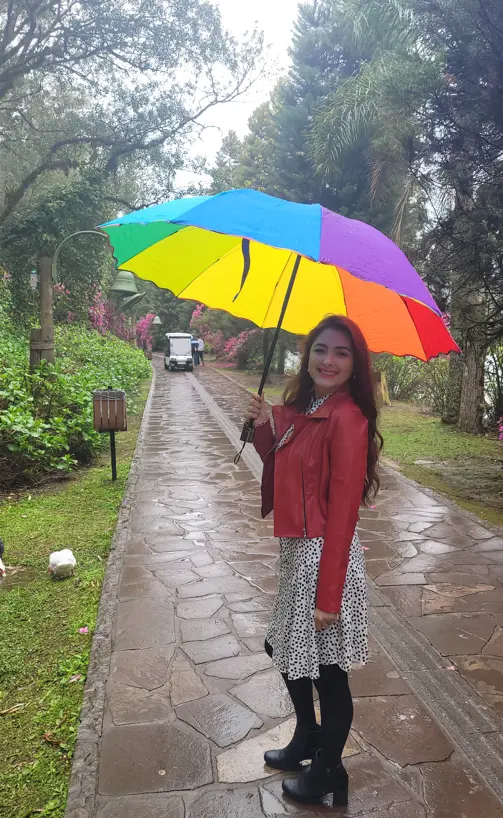 Pessoa com guarda-chuva em Gramado, no Lago Negro