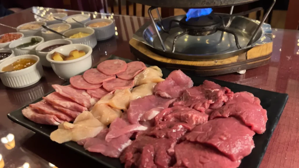 Sequência de fondue em restaurante de Gramado