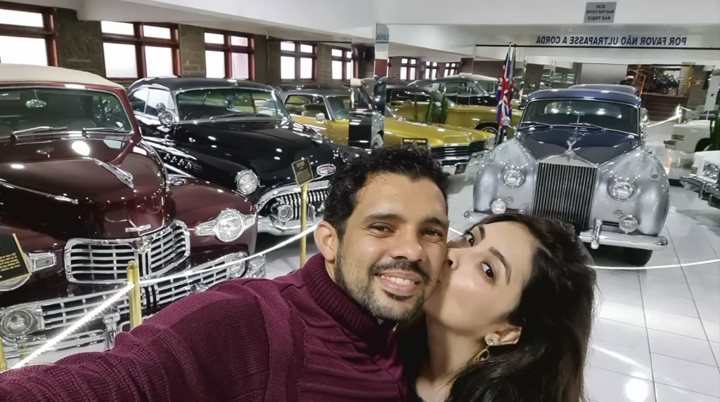 Carros antigos expostos no Hollywood Dream Cars em Gramado