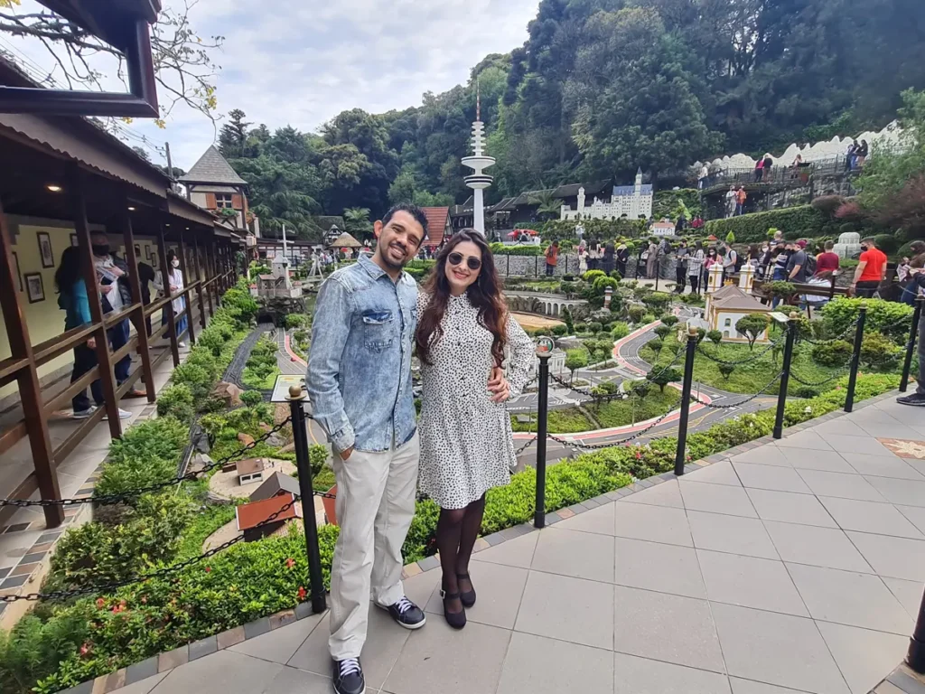 Réplica em miniatura do Mini Mundo em Gramado com visitantes observando as construções