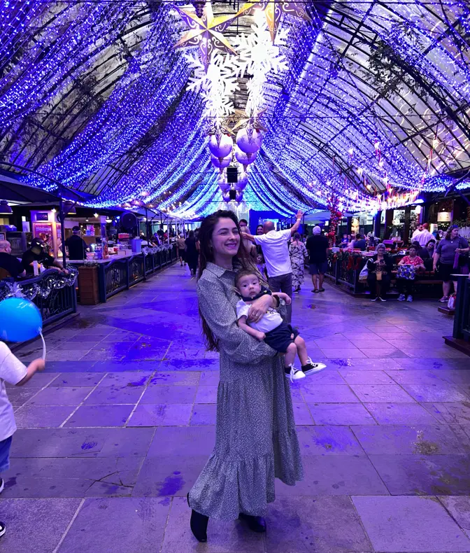 Decoração do Natal Luz em Gramado durante a noite.