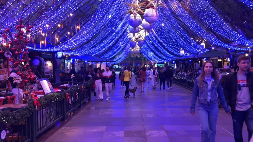 Restaurantes e turistas na Rua Coberta em Gramado durante a noite