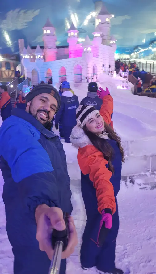 Visitantes utilizando roupas de neve dentro do Snowland em Gramado