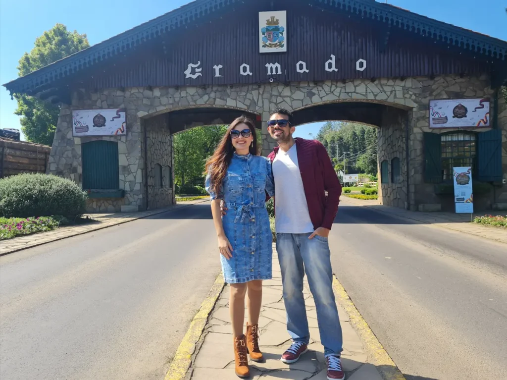 Casal aproveitando viagem em Gramado e Canela