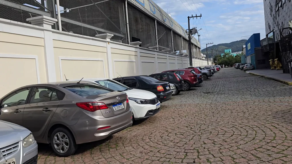 Carro estacionado em rua de Balneário Camboriú
