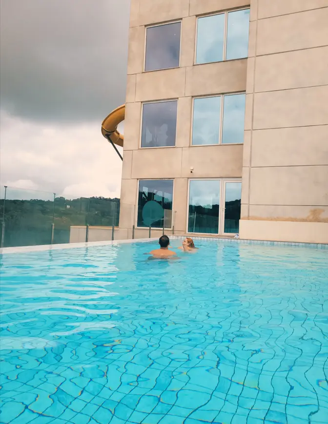 Casal relaxando nas piscinas aquecidas do Aquamotion