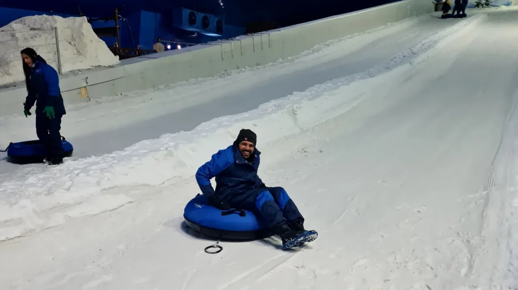 Pessoas brincando na montanha de neve do Snowland em Gramado
