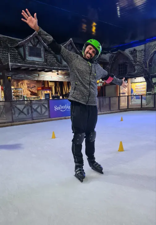 Pessoas patinando no gelo dentro do Snowland em Gramado