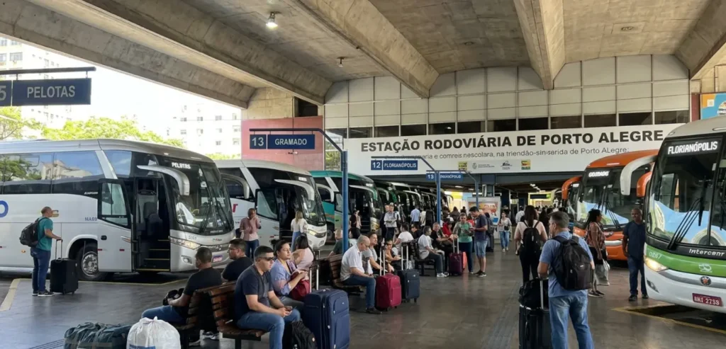 Rodoviária de Porto Alegre com ônibus para Gramado