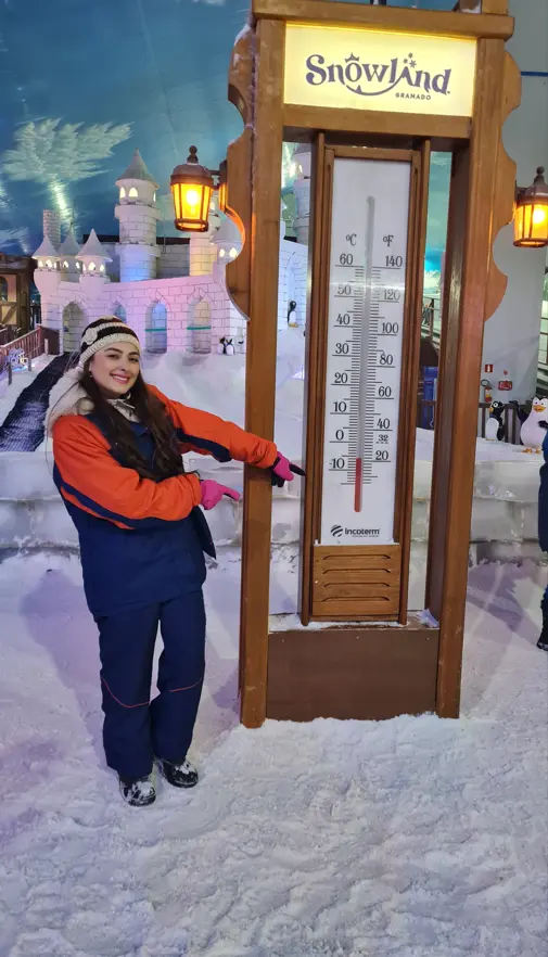 Pessoa utilizando roupas de frio na montanha de neve do Snowland em Gramado