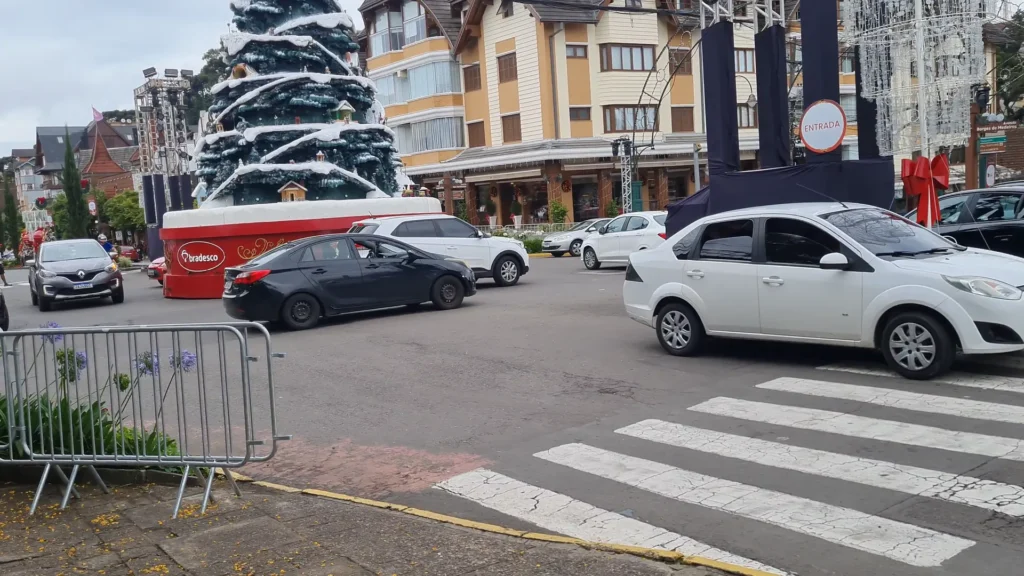 Trânsito no centro de Gramado durante alta temporada