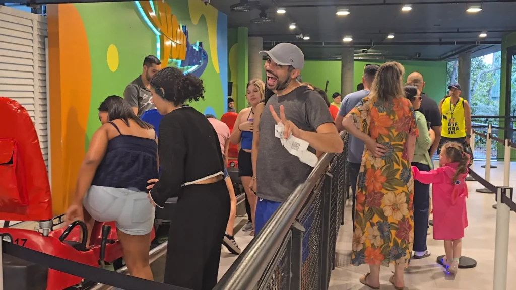 Fila da atração Youhooo no Parque Unipraias