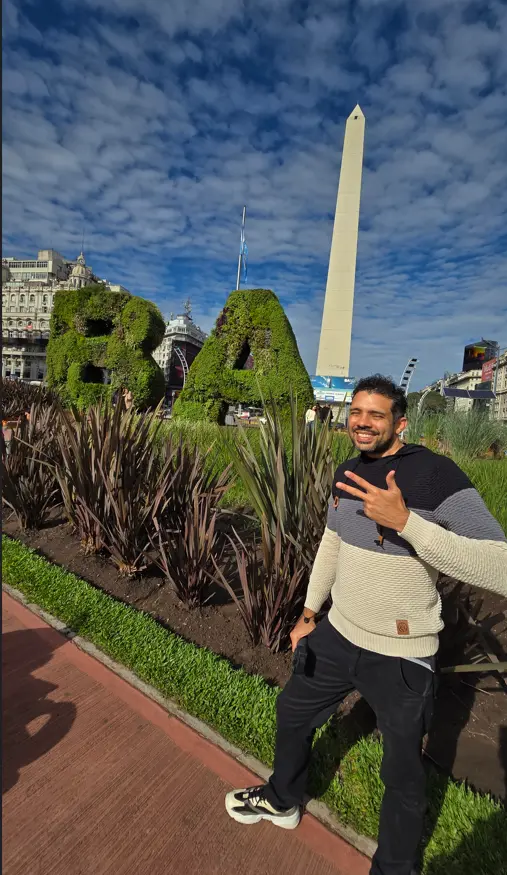 Thiago em frente ao Obelisco de Buenos Aires.