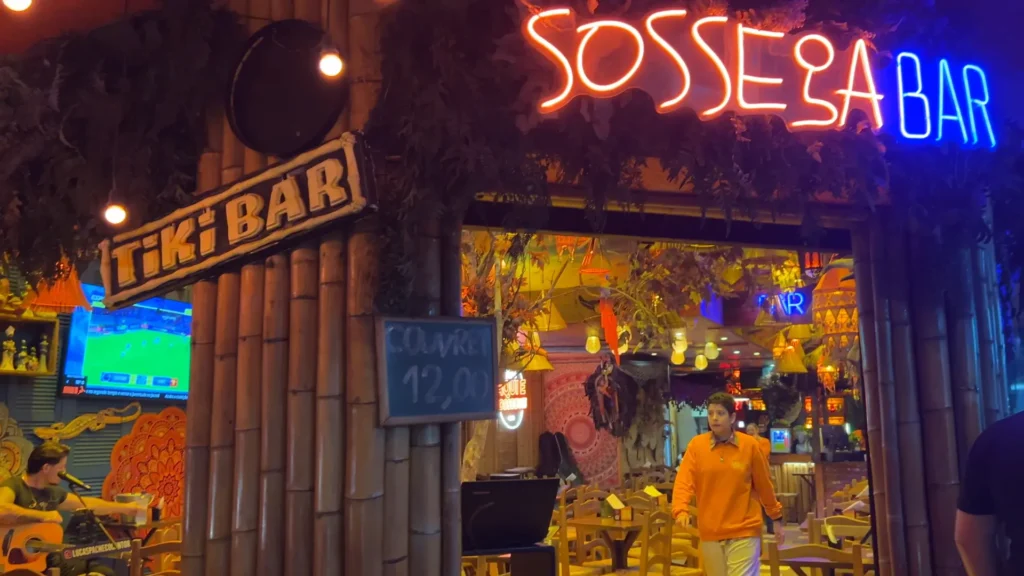 Interior do Sossega Bar em Balneário Camboriú