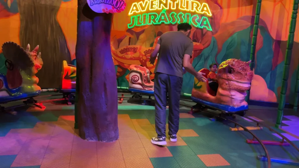 Área interna do vulcão na Aventura Jurássica