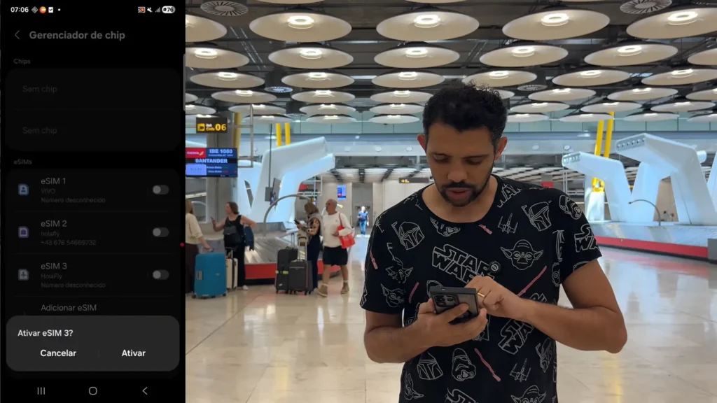 Pessoa ativando o eSIM no aeroporto