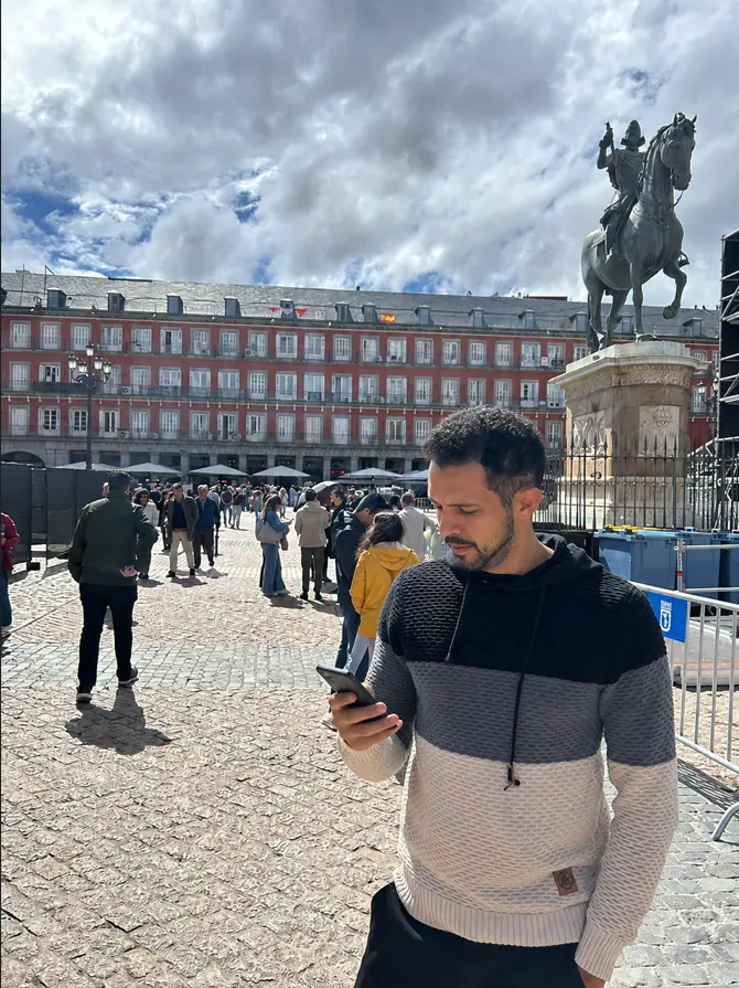 Pessoa utilizando internet durante viagem internacional.