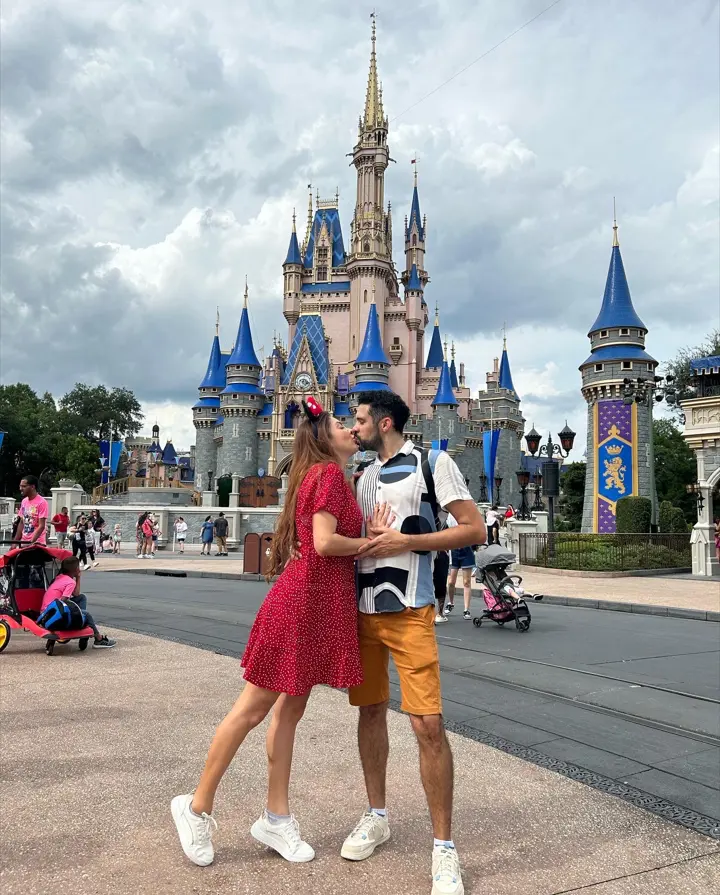 Casal no Magic Kingdom