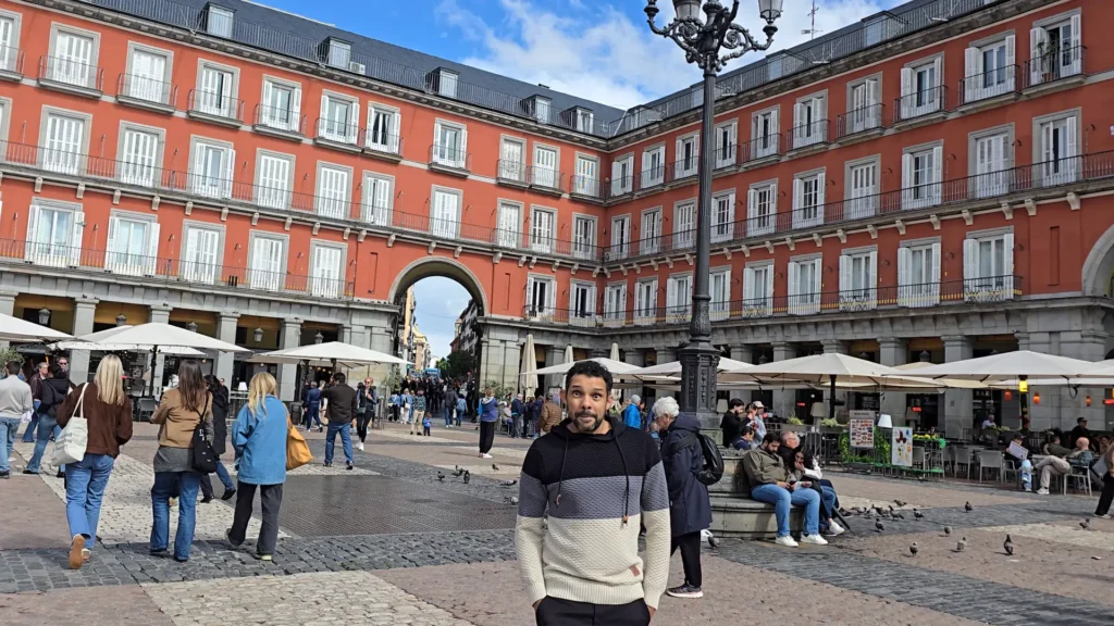 Pessoa passeando pela Plaza Mayor em Madrid.