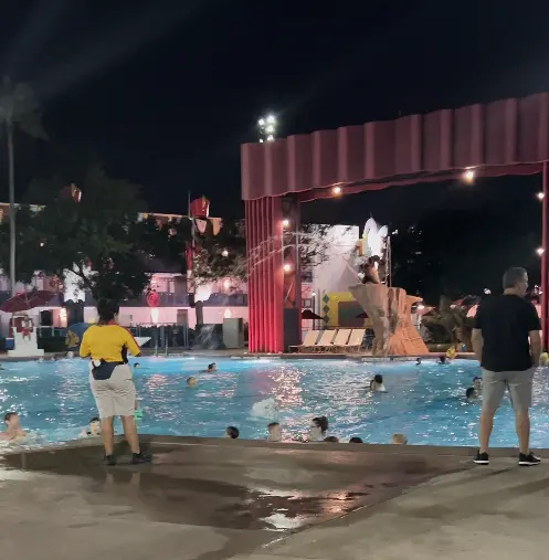Crianças participando de atividade de recreação em Resort da Disney
