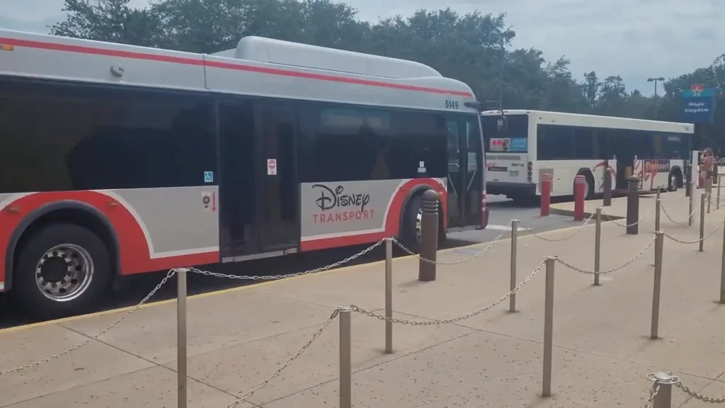 Transporte da Disney levando hóspedes aos parques de Orlando